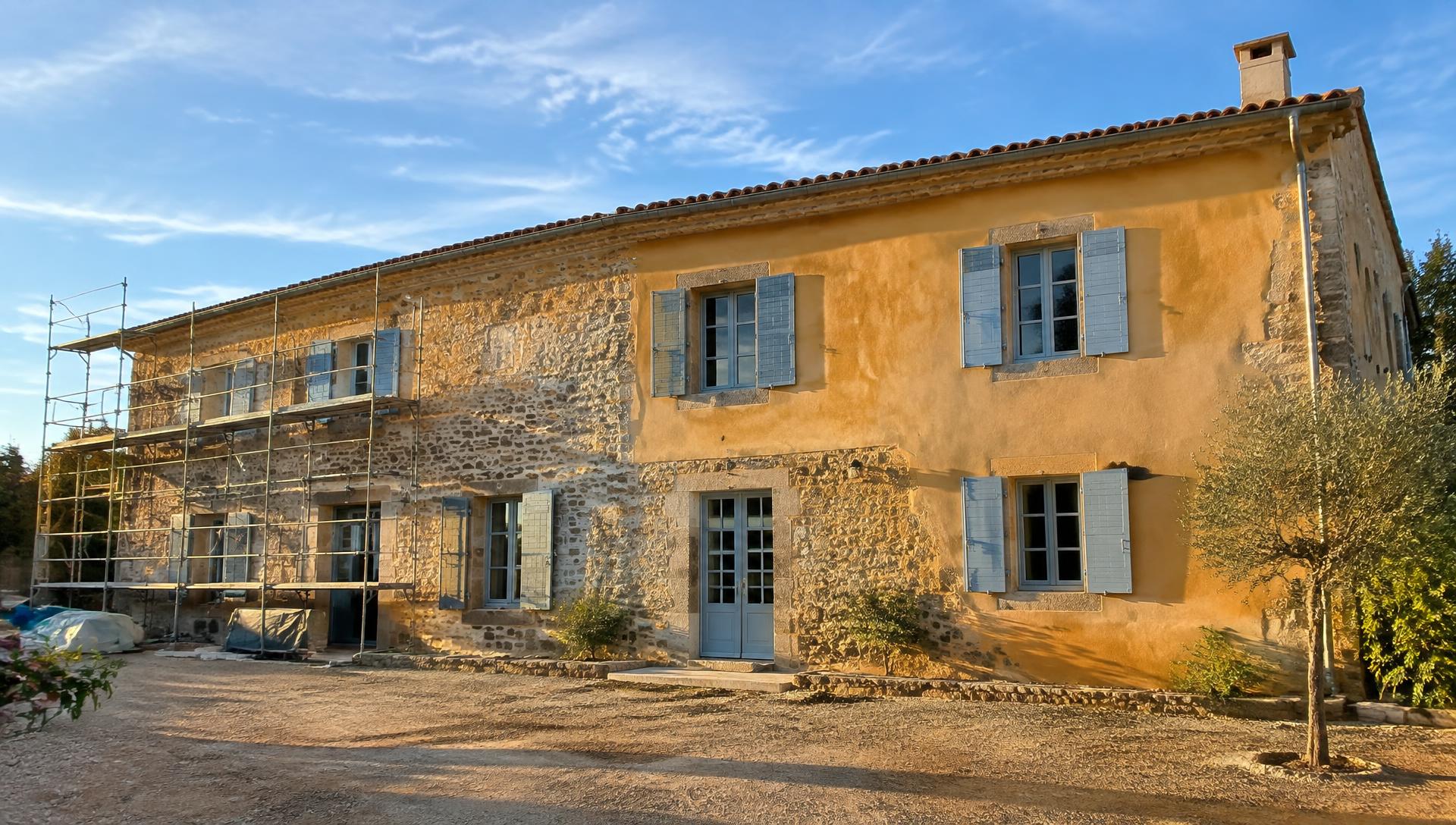 Maison en pierre et enduit ocre rénovée en Occitanie